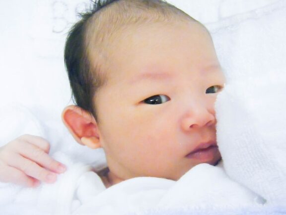 新生児はいつ目を開く？成長段階と特徴について